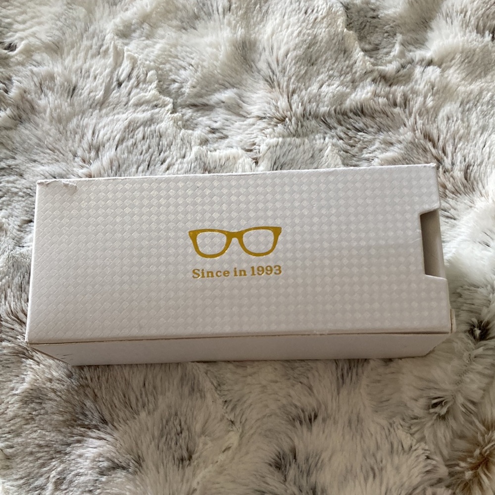 Grey tortoise shell blue-light glasses with box, sleeve, and dust cloth - Picture 7 of 7